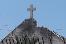 Poškodený kostol Svätej rodiny, ktorý bol vo štvrtok zasiahnutý izraelským útokom v meste Gaza. FOTO: Reuters
