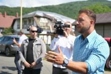 Minister vnútra Matúš Šutaj Eštok (na snímke vpravo) navštívil 19. júla 2025 obec Margecany, postihnutú veternou smršťou. Na snímke v pozadí poškodená strecha domu. FOTO: TASR/František Iván