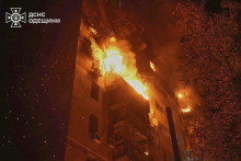 Horiaca obytná budova po ruskom raketovom útoku v meste Odesa, na juhu Ukrajiny. FOTO: TASR/AP