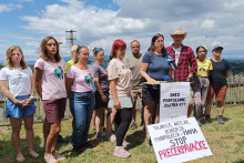 Tlačová konferencia po skončení pochodu v časti obce Látky - Čechánky na Podpoľaní, ktorý nesúhlasil s plánovanou elektrárňou Málinec. FOTO: TASR/Silvia Tannhauserová
