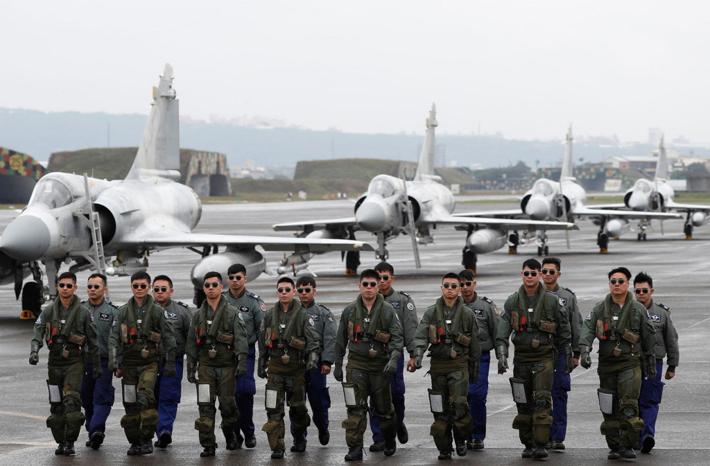 Taiwanskí piloti stíhačiek Mirage na pristávacej dráhe na základni v meste Hsinchu v januári tohto roku počas cvičení vojenskej pripravenosti. FOTO: Reuters