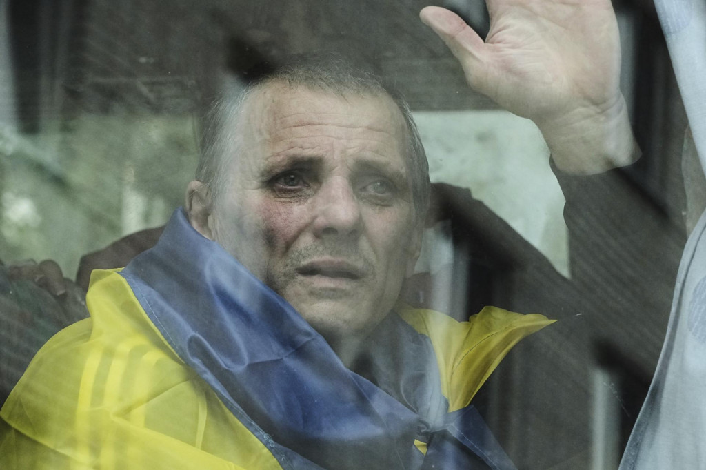 Ukrajinský vojak, ktorého prepustili zo zajatia, máva z okna autobusu po výmene vojnových zajatcov medzi Ruskom a Ukrajinou v Černihivskej oblasti na severe Ukrajiny pri hraniciiach s Ruskom a Bieloruskom v piatok 4. júla 2025. FOTO: TASR/AP