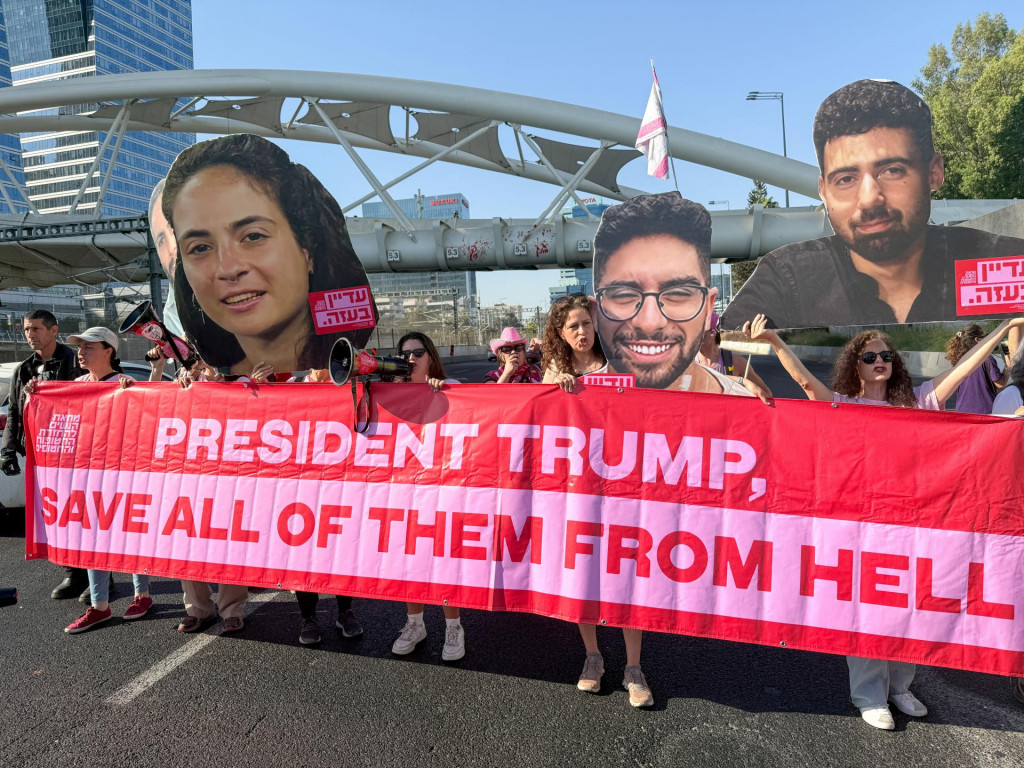 Podporovatelia a rodiny rukojemn&iacute;kov blokuj&uacute; cestu počas protestu vyz&yacute;vaj&uacute;ceho na prepustenie v&scaron;etk&yacute;ch rukojemn&iacute;kov, ktor&iacute; boli unesen&iacute; počas smrteľn&eacute;ho &uacute;toku 7. okt&oacute;bra uprostred prebiehaj&uacute;ceho konfliktu v Gaze medzi Izraelom a Hamasom v Tel Avive. FOTO: Reuters