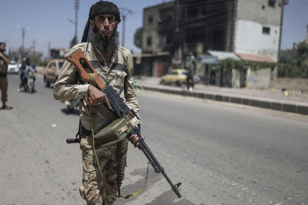Bojovník z radov beduínov na predmestí juhosýrskeho mesta Suwajdá, kde vypukli ozbrojené strety medzi drúzskymi militantmi a sunnitskými beduínskymi kmeňmi. FOTO: TASR/AP