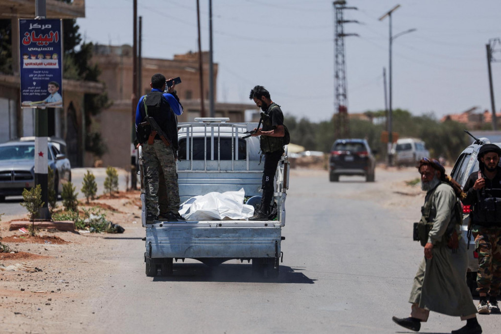 Obeť ned&aacute;vnych stretov v s&yacute;rskej provincii Suvajd&aacute; je prepravovan&aacute; po obnoven&iacute; bojov medzi bedu&iacute;nskymi bojovn&iacute;kmi a dr&uacute;zskymi ozbrojencami v Dar&aacute;, a to aj napriek ohl&aacute;sen&eacute;mu pr&iacute;meriu. FOTO: Reuters