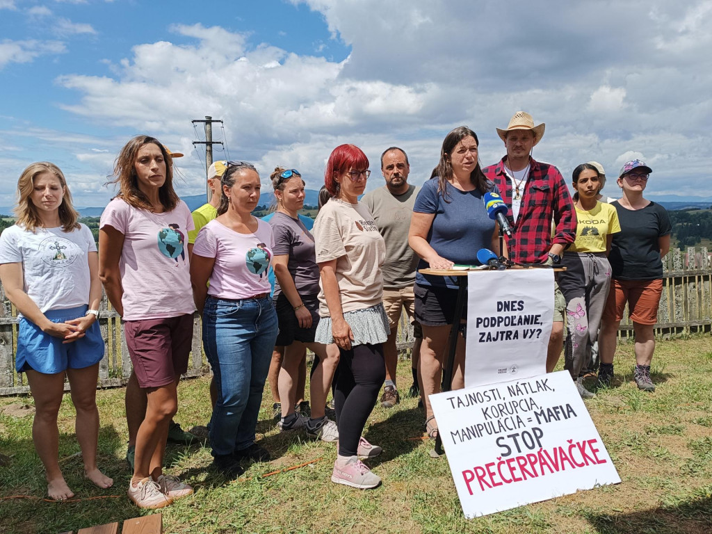 Tlačová konferencia po skončení pochodu v časti obce Látky - Čechánky na Podpoľaní, ktorý nesúhlasil s plánovanou elektrárňou Málinec. FOTO: TASR/Silvia Tannhauserová