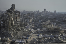 Stany pre vysídlených Palestínčanov uprostred vojnou zničenej infraštruktúry v meste Gaza. FOTO: TASR/AP
