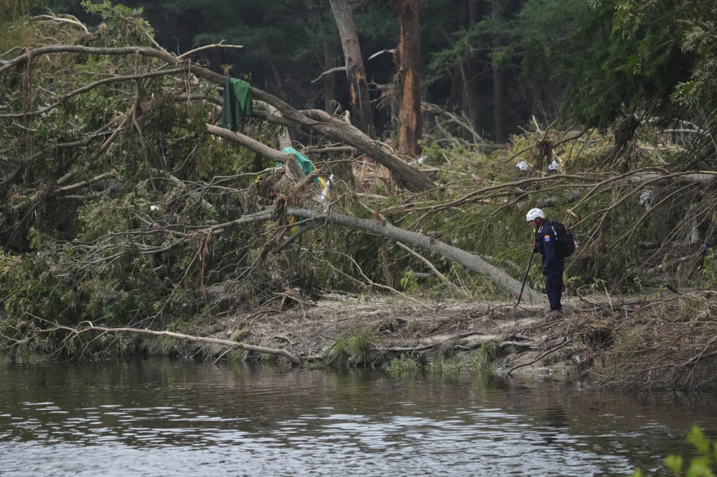 Pátracie a záchranné tímy prehľadávanie brehy rieky Guadalupe po povodni v meste Kerrville v americkom štáte Texas. FOTO: TASR/AP