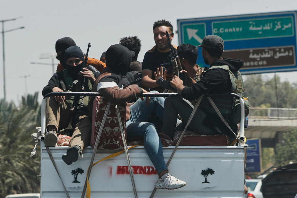 Ozbrojení beduínski bojovníci sa po ozbrojených stretoch presúvajú z provincie Suwajdá, na juhu Sýrie do Damasku. FOTO: TASR/AP