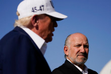 Americký prezident Donald Trump a minister obchodu USA Howard Lutnick. FOTO: REUTERS