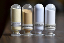 Čína na jar v rámci obchodnej vojny s USA obmedzila vývoz kovov vzácnych zemín. Výrobca automobilov v Európe a v USA to vtedy prinútilo zastaviť niektoré výrobné linky. FOTO: REUTERS