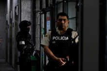 Policajt a člen Špeciálnej mobilnej protidrogovej skupiny stoja v budove Národného súdu počas pojednávania o vydaní ekvádorského vodcu gangu Joseho Adolfa Maciasa, známeho ako Fito. FOTO: Reuters