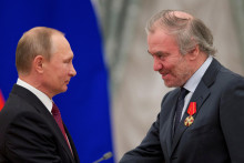 Ruský prezident Vladimir Putin udeľuje ocenenie Valerijovi Gergijevovi. (22. septembra 2016). FOTO: Reuters