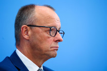 Nemecký kancelár Friedrich Merz skoncoval s rozpočtovou striedmosťou doma, ale v Bruseli ju stále obhajuje. FOTO: Reuters/Ch. Mang