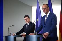 Friedricha Merza, silného muža Európy, nedávno navštívil nový rumunský prezident Nicusor Dan. FOTO: Reuters
