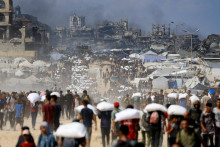 Palestínčania sa zhromažďujú v meste Beit Lahia v severnom Pásme Gazy, kde prevážajú pomoc, ktorá do Gazy dorazila cez Izrael. FOTO: Reuters