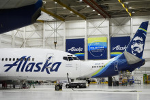 Lietadlo spoločnosti Alaska Airlines stojí v hangári leteckej spoločnosti na medzinárodnom letisku v americkom SeaTecu. FOTO: TASR/AP