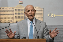 Osobitný americký vyslanec Thomas Barrack hovorí počas tlačovej konferencie v Bejrúte 21. júla 2025. FOTO: TASR/AP