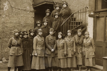 Prvá skupina Ženských zámorských nemocníc (Women‘s Overseas Hospitals), ktoré sa usilovali pomáhať ženám a deťom v oblastiach zasiahnutých prvou svetovou vojnou.(Ilustračný obrázok)