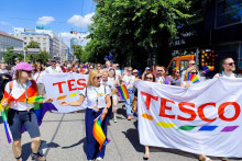 Bratislavského pochodu Pride sa 19. júla 2025 zúčastnilo vyše 30 kolegýň a kolegov z Tesca, ktorí sú súčasťou komunity LGBTQ+ alebo jej podporovateľmi