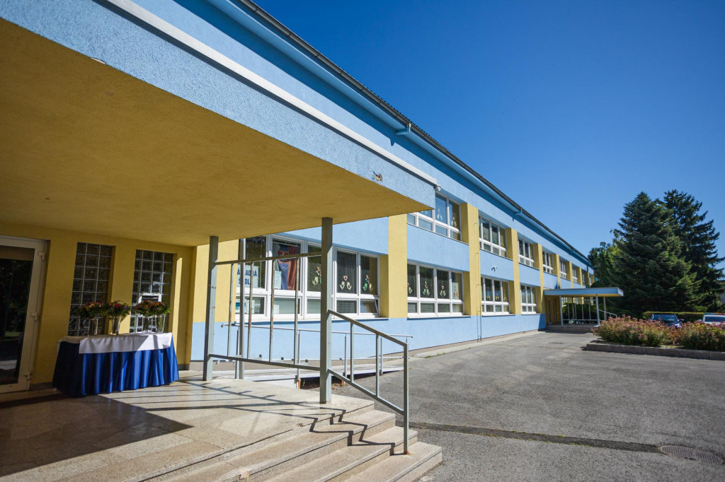 Na snímke budova Základnej školy Gorazdovej v meste Púchov. FOTO: TASR/Daniel Stehlík