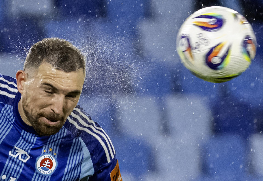 Na snímke hráč Slovana Guram Kašia počas prípravného zápasu ŠK Slovan Bratislava - TS Wisla Krakow. FOTO: TASR/Martin Baumann