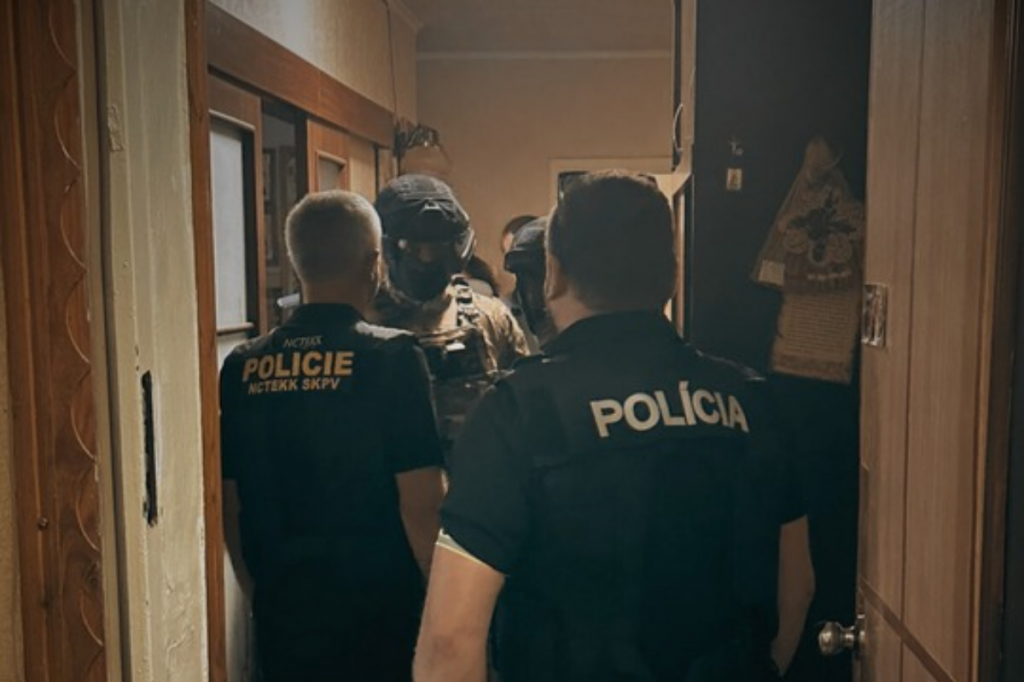 Polícia pri zásahu v ukrajinskom meste Dnipro proti mužovi, ktorý sa vyhrážal slovenským školám bombou. FOTO: Facebook/Polícia Slovenskej republiky