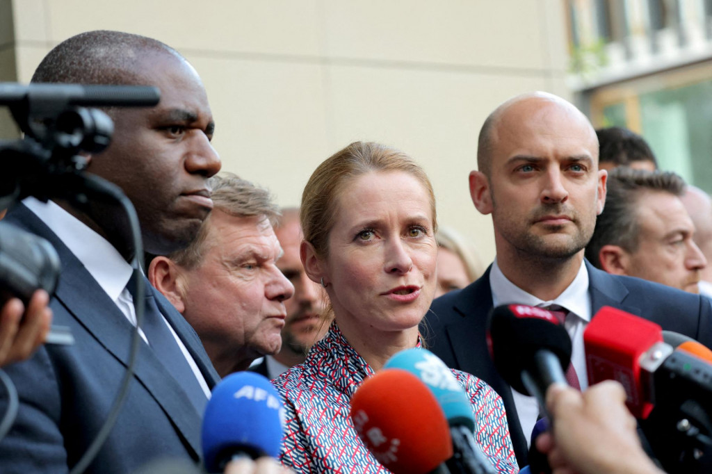 Vysoká predstaviteľka Európskej únie pre zahraničné veci a bezpečnostnú politiku v sprievode nemeckého ministra zahraničných vecí Johanna Wadephula, francúzskeho ministra pre Európu a zahraničné veci Jeana-Noela Barrota a britského ministra zahraničných vecí Davida Lammyho. FOTO: Reuters