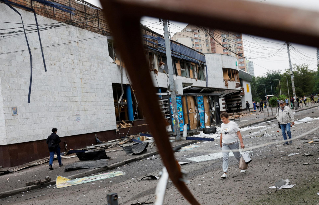 Ľudia kráčajú v blízkosti stanice metra, ktorá bola poškodená ruskými útokmi v Kyjeve. FOTO: Reuters
