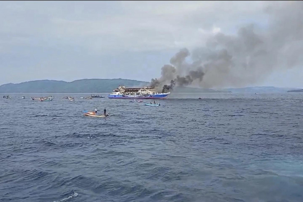 Na tejto fotografii z videa zverejneného Indonézskou národnou pátracou a záchrannou agentúrou sa valí dym z osobného trajektu KM Barcelona 5. FOTO: TASR/AP/BASARNAS