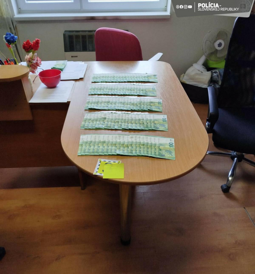 Pri policajnej akcii s krycím názvom „Výstavba“ zadržali 42-ročného muža, ktorý si mal vyžiadať úplatok vo výške 92 500 eur od inej osoby. FOTO: Facebook/Polícia Slovenskej republiky