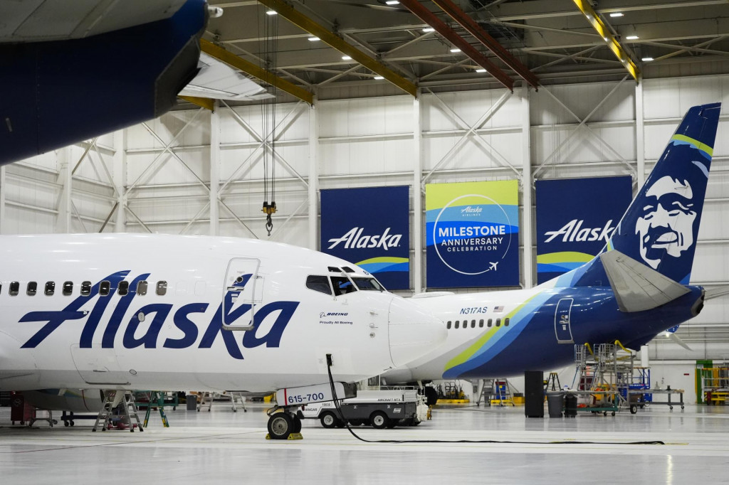 Lietadlo spoločnosti Alaska Airlines stojí v hangári leteckej spoločnosti na medzinárodnom letisku v americkom SeaTecu. FOTO: TASR/AP