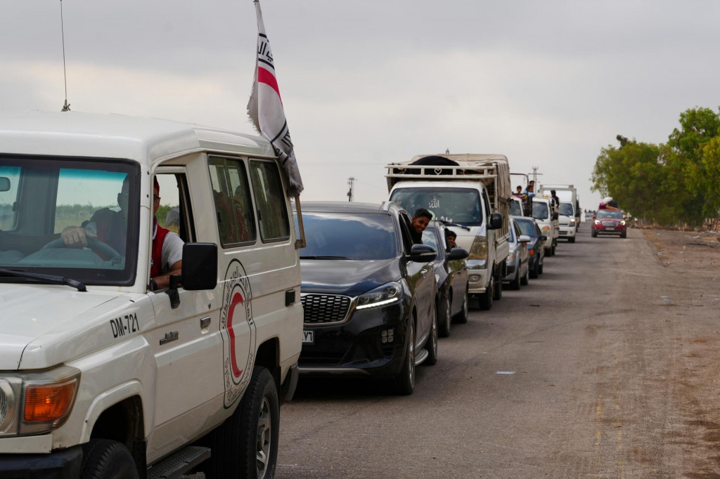 Autá sýrskeho Červeného polmesiaca doprevádzajú buduínske rodiny, ktoré evakuujú z mesta Suwajdá do Dará po týždeň trvajúcich bojoch v pondelok 21. júla 2025. FOTO: TASR/AP