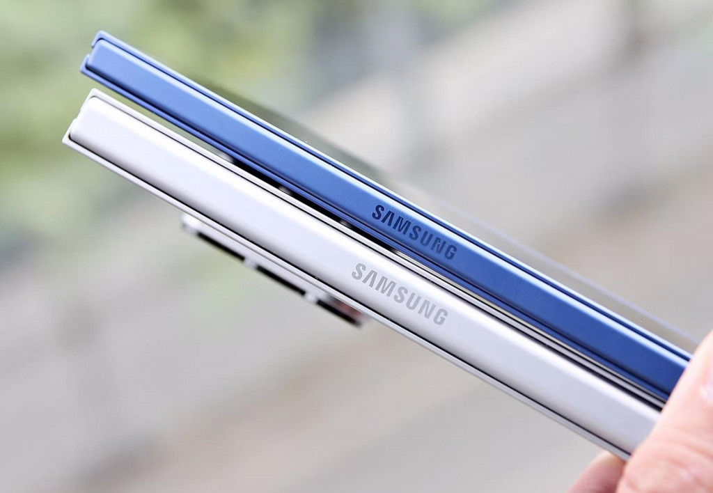 Samsung Galaxy Z Fold 7 (modrý) a Galaxy Z Fold 6.