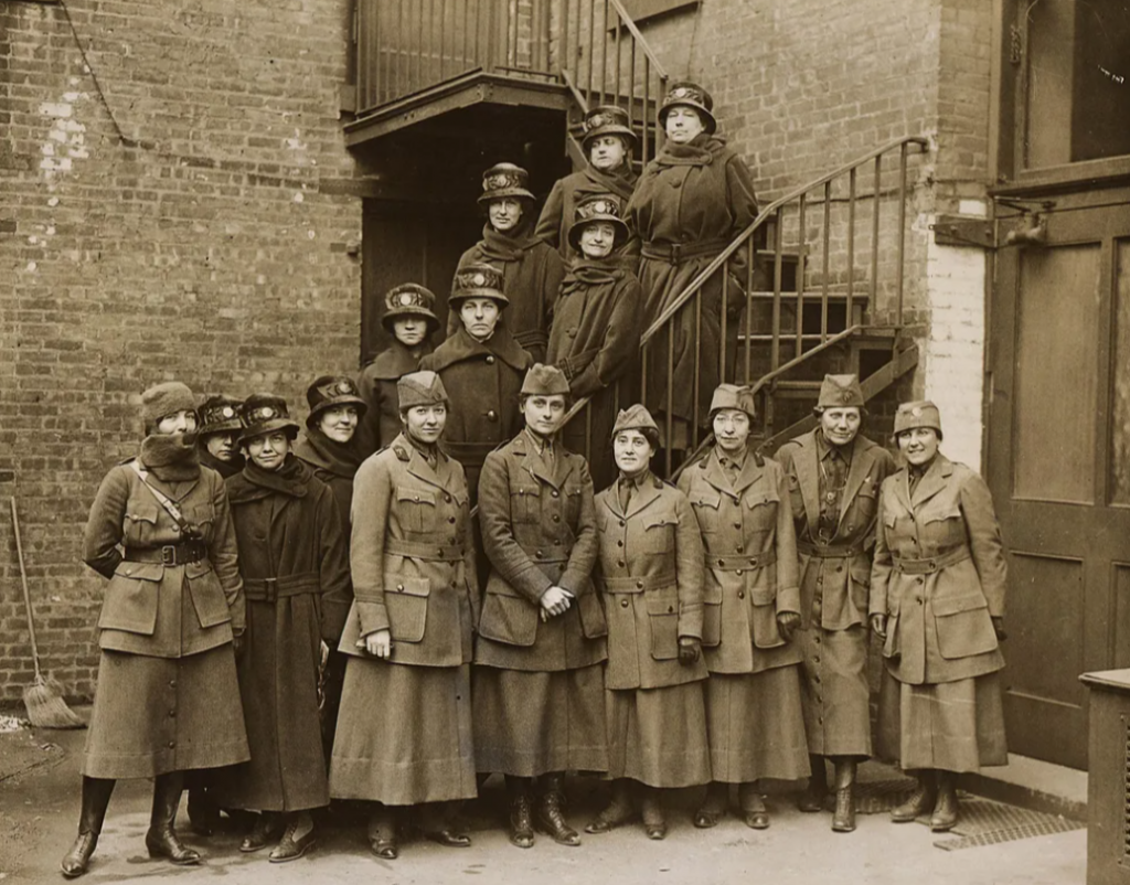 Prvá skupina Ženských zámorských nemocníc (Women‘s Overseas Hospitals), ktoré sa usilovali pomáhať ženám a deťom v oblastiach zasiahnutých prvou svetovou vojnou.(Ilustračný obrázok)