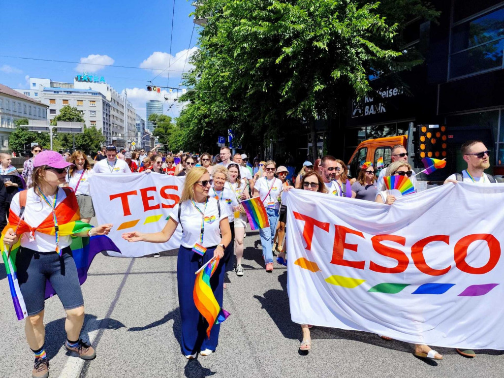 Bratislavského pochodu Pride sa 19. júla 2025 zúčastnilo vyše 30 kolegýň a kolegov z Tesca, ktorí sú súčasťou komunity LGBTQ+ alebo jej podporovateľmi