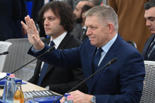 Na snímke vpravo slovenský premiér Robert Fico a jeho gruzínsky náprotivok Irakli Kobachidze. FOTO: TASR/DUNA/MTI