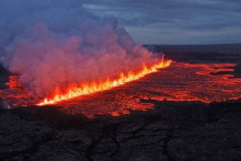 Láva vyviera z trhliny po erupcii sopky neďaleko Grindavíku na Islande. FOTO: Reuters/Civil Protection Of Island