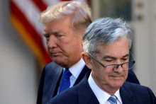 Americký prezident Donald Trump looks a šéf Fedu Jerome Powell v roku 2017. FOTO: REUTERS