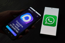 Ruská četovacia aplikácia MAX a populárna aplikácia WhatsApp. FOTO: REUTERS