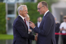 Nemecký kancelár Friedrich Merz a premiér Nórska Jonas Gahr Störe. FOTO: TASR/AP