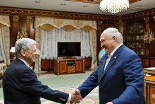 Bieloruský prezident Alexandr Lukašenko si podáva ruku s Johnom Coaleom. FOTO: Tlačová služba prezidenta Bieloruskej republiky