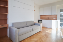 Špeciálny mechanizmus použitý pri stolíku umožňuje po vysunutí zložiť obe jeho malé časti do jednej roviny, a vytvoriť plnohodnotné pracovisko. FOTO: Jaroslav Kvíz