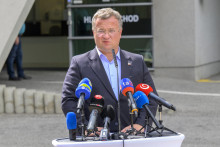 Štátny tajomník Ministerstva investícií, regionálneho rozvoja a informatizácie SR Radomír Šalitroš na mimoriadnom brífingu pri príležitosti operačného zákroku, ktorý podstúpil minister investícií Samuel Migaľ. FOTO: TASR/Veronika Mihaliková