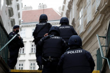 V bytovom dome, kde sa našli mŕtve telá, bývali obete zločinu aj podozrivý; či žili v tom istom byte, sa stále zisťuje. FOTO: REUTERS