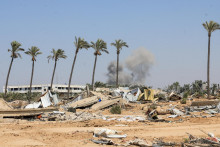 WHO tvrdí, že v pondelok bol terčom útoku ubytovací objekt pre jej zamestnancov a v nedeľu bol poškodený centrálny sklad. FOTO: REUTERS