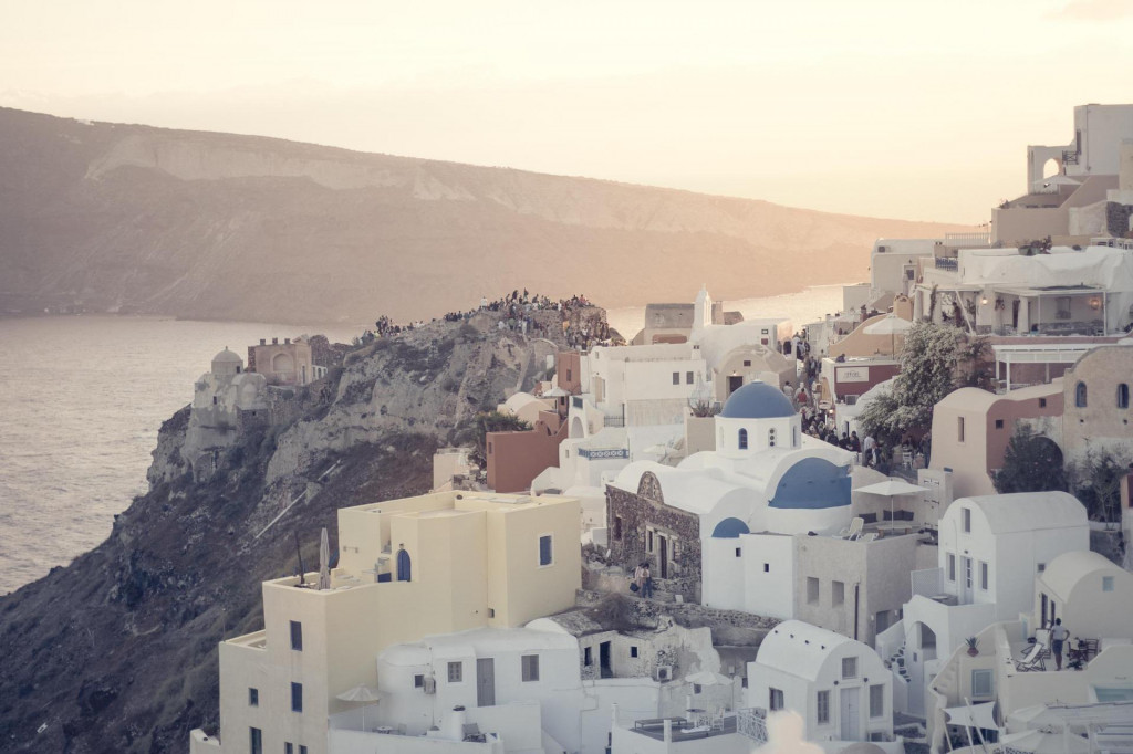 Špeciálnu sadzbu majú ostrovy Santorini a Mykonos, kde daň predstavuje 20 eur za osobu.