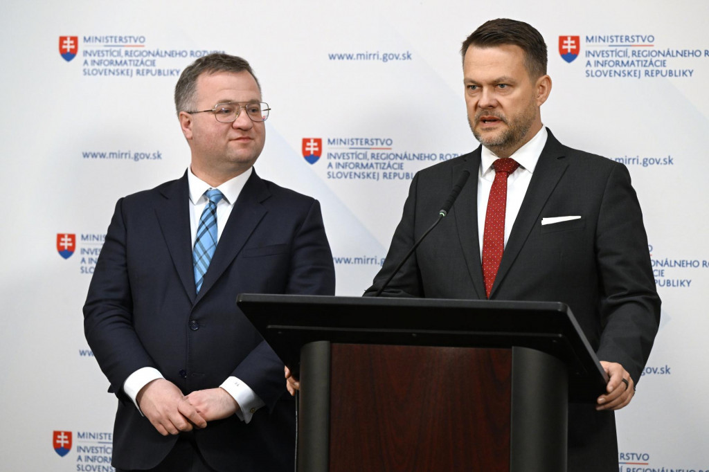 Sprava minister investícií, regionálneho rozvoja a informatizácie Samuel Migaľ a štátny tajomník rezortu Radomír Šalitroš. FOTO: TASR/Pavel Neubauer