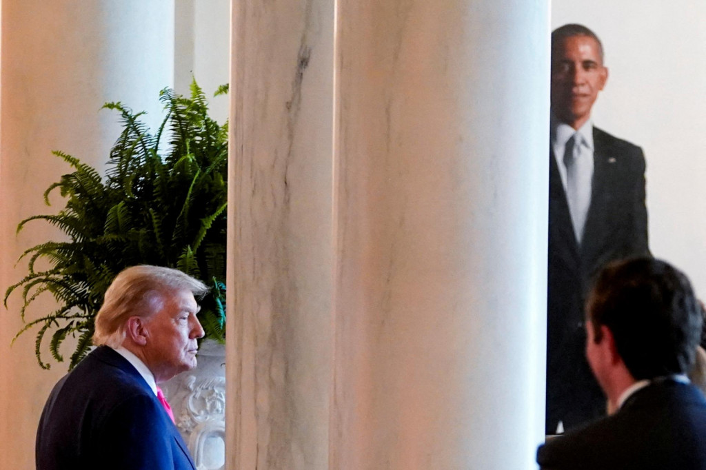 Americký prezident Donald Trump pozerá smerom na portrét exprezidenta Baracka Obamu. FOTO: REUTERS