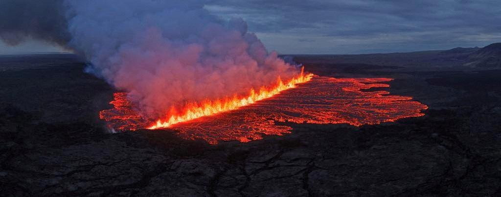 Láva vyviera z trhliny po erupcii sopky neďaleko Grindavíku na Islande. FOTO: Reuters/Civil Protection Of Island